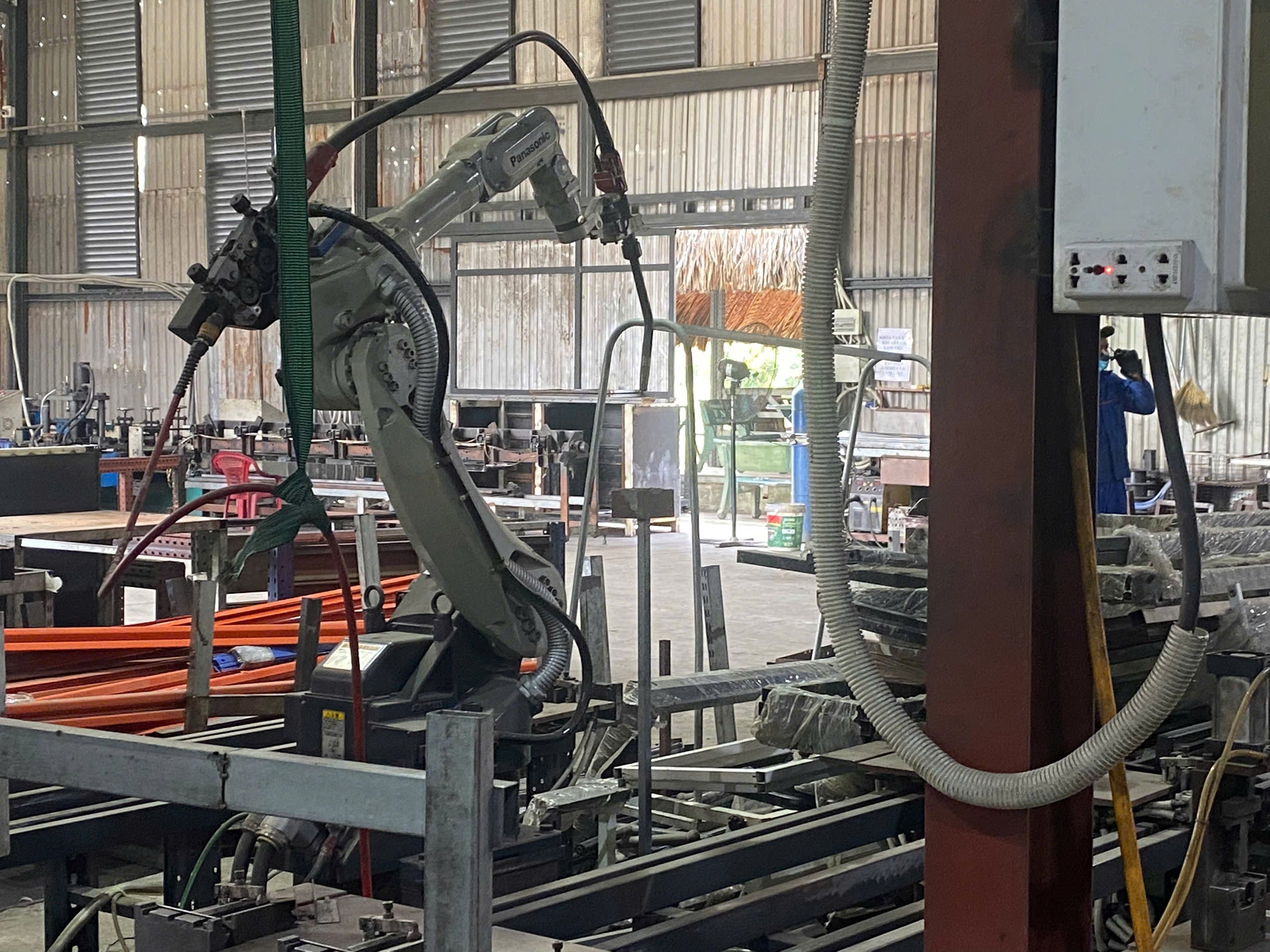 Robot welding machine 2.jpg